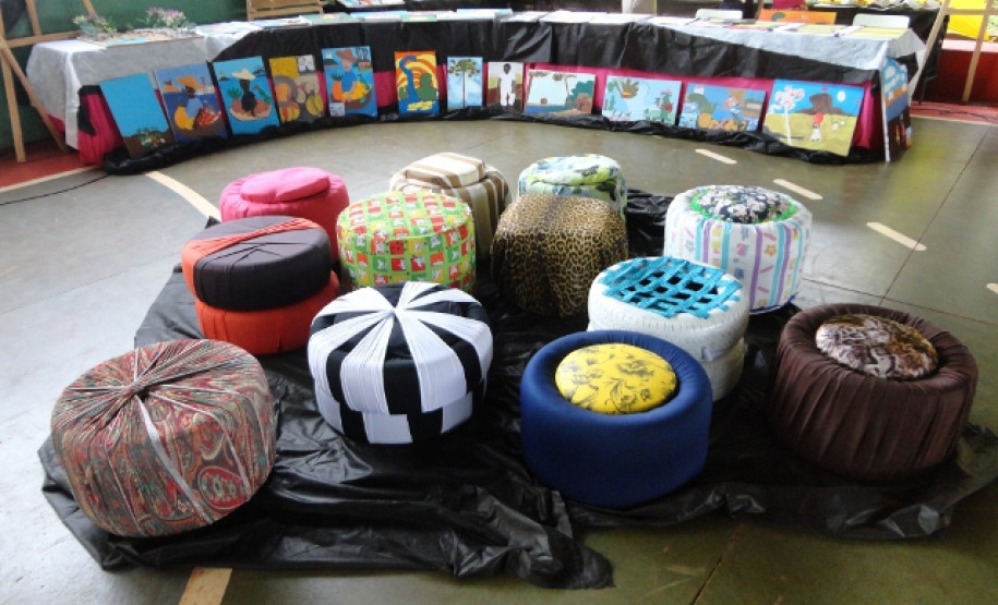 A reciclagem de pneus tornou-se tema de projeto no Colégio Estadual Helena Kolody, em Sarandi. A proposta envolveu as disciplinas de arte e de filosofia.