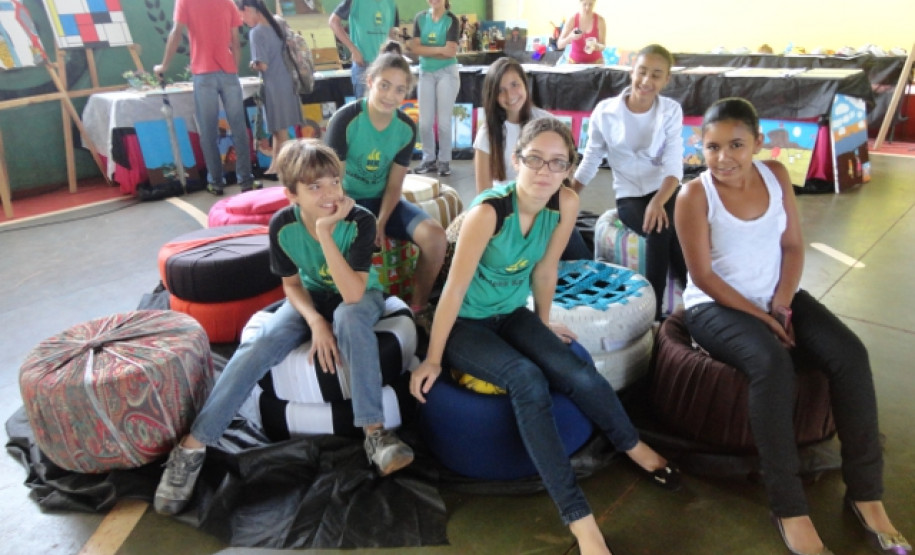 A reciclagem de pneus tornou-se tema de projeto no Colégio Estadual Helena Kolody, em Sarandi. A proposta envolveu as disciplinas de arte e de filosofia.
