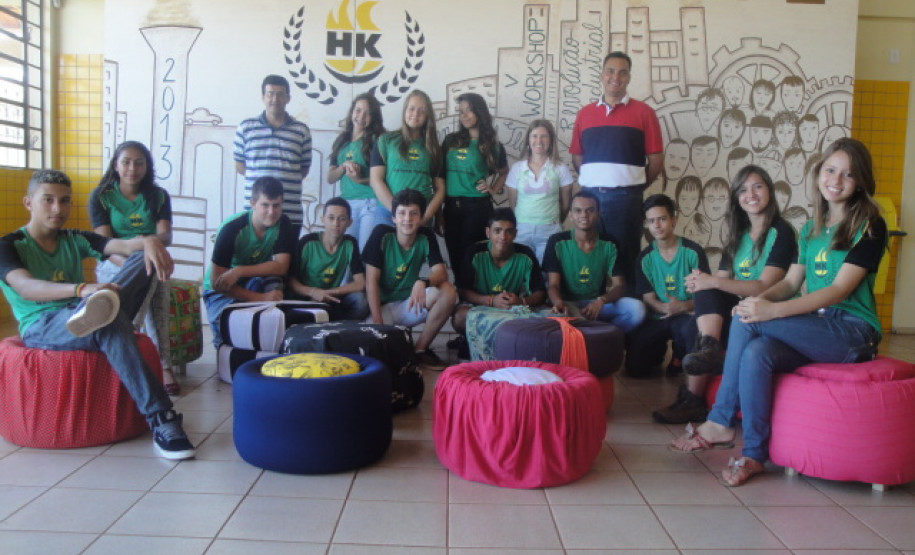 A reciclagem de pneus tornou-se tema de projeto no Colégio Estadual Helena Kolody, em Sarandi. A proposta envolveu as disciplinas de arte e de filosofia.