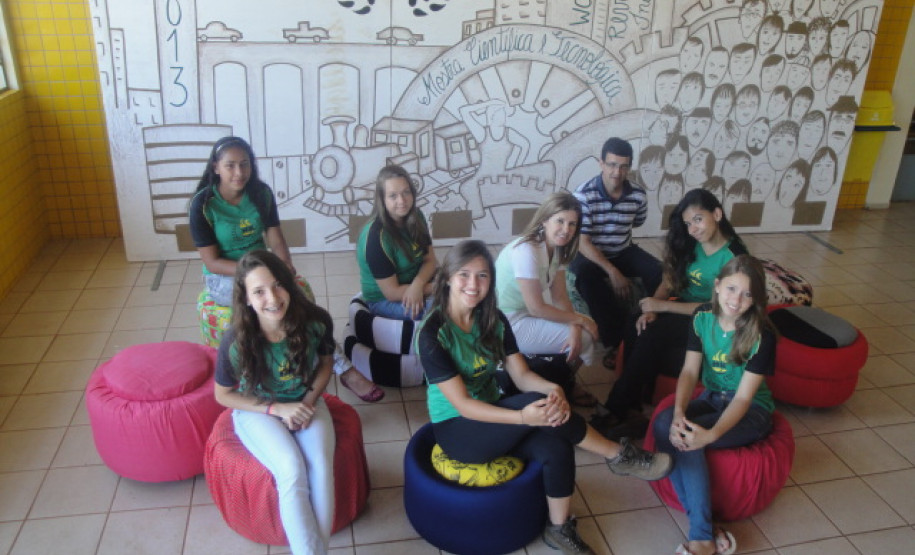 A reciclagem de pneus tornou-se tema de projeto no Colégio Estadual Helena Kolody, em Sarandi. A proposta envolveu as disciplinas de arte e de filosofia.