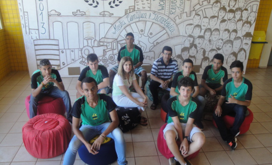 A reciclagem de pneus tornou-se tema de projeto no Colégio Estadual Helena Kolody, em Sarandi. A proposta envolveu as disciplinas de arte e de filosofia.