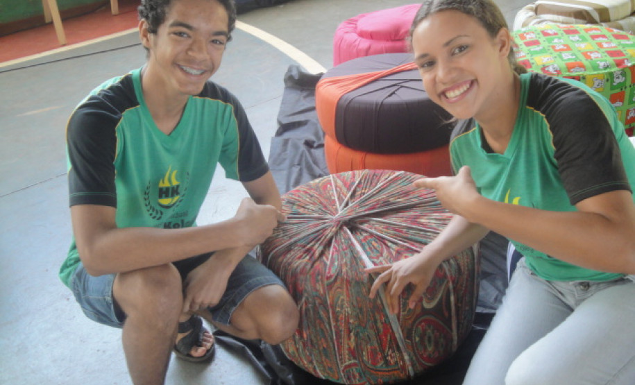 A reciclagem de pneus tornou-se tema de projeto no Colégio Estadual Helena Kolody, em Sarandi. A proposta envolveu as disciplinas de arte e de filosofia.