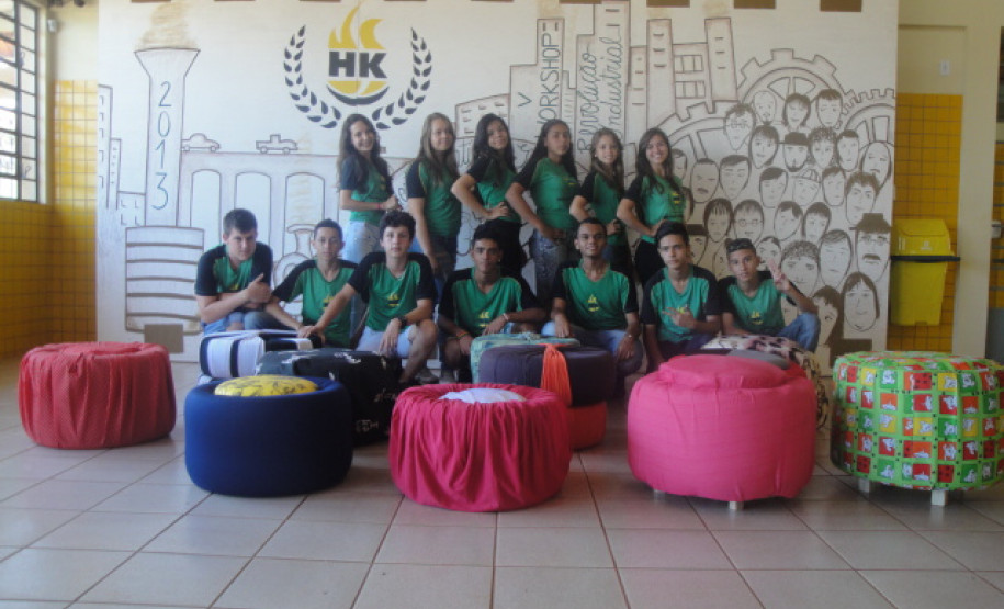 A reciclagem de pneus tornou-se tema de projeto no Colégio Estadual Helena Kolody, em Sarandi. A proposta envolveu as disciplinas de arte e de filosofia.