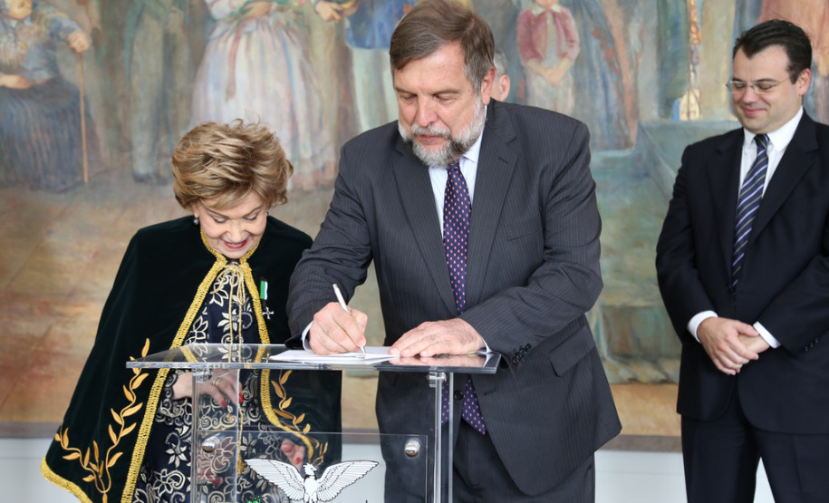 A valorização da história do Paraná será tema de educação e cultura em 2014. Parcerias com a Academia Paranaense de Letras (APL) foram assinadas nesta quinta. <br />
<br />
Veja mais fotos em: <a href=" http://www.flickr.com/photos/flavioarns/sets/72157638833448963/" target="_blank"> http://www.flickr.com/photos/flavioarns </a>