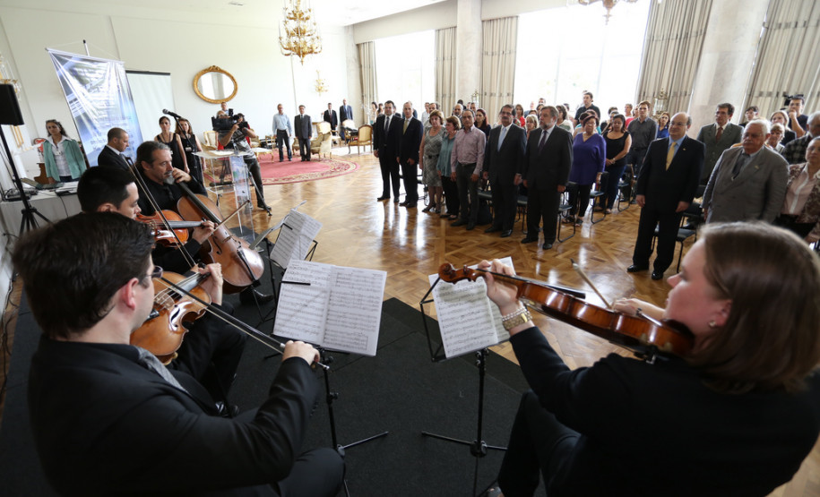 A valorização da história do Paraná será tema de educação e cultura em 2014. Parcerias com a Academia Paranaense de Letras (APL) foram assinadas nesta quinta. <br />
<br />
Veja mais fotos em: <a href=" http://www.flickr.com/photos/flavioarns/sets/72157638833448963/" target="_blank"> http://www.flickr.com/photos/flavioarns </a>