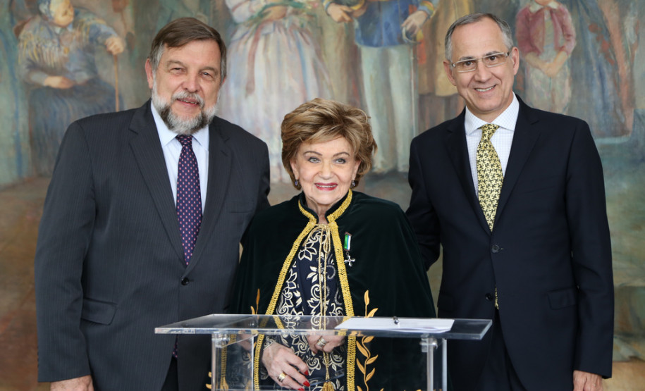 A valorização da história do Paraná será tema de educação e cultura em 2014. Parcerias com a Academia Paranaense de Letras (APL) foram assinadas nesta quinta. <br />
<br />
Veja mais fotos em: <a href=" http://www.flickr.com/photos/flavioarns/sets/72157638833448963/" target="_blank"> http://www.flickr.com/photos/flavioarns </a>