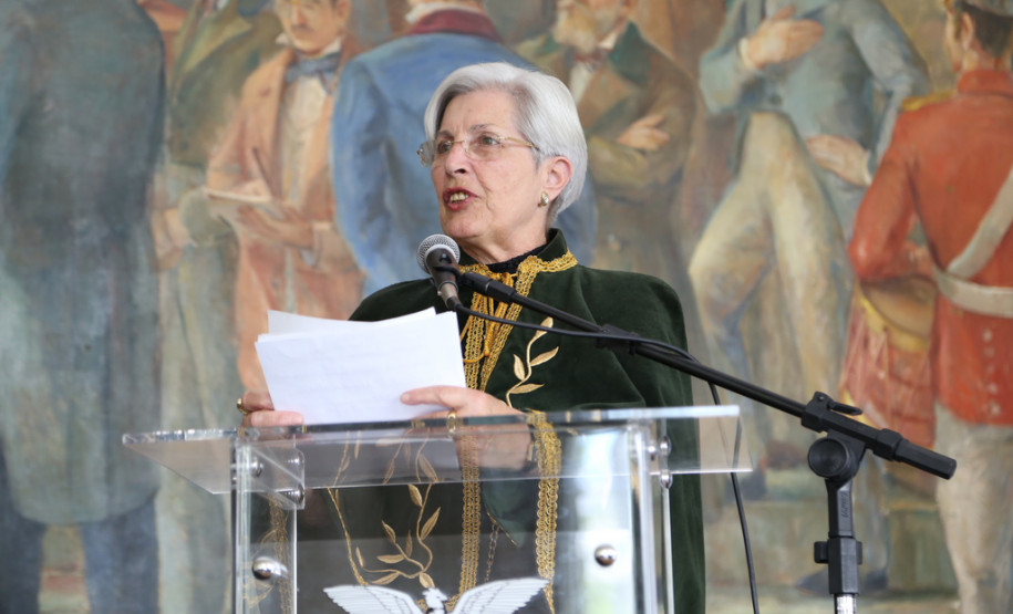 A valorização da história do Paraná será tema de educação e cultura em 2014. Parcerias com a Academia Paranaense de Letras (APL) foram assinadas nesta quinta. <br />
<br />
Veja mais fotos em: <a href=" http://www.flickr.com/photos/flavioarns/sets/72157638833448963/" target="_blank"> http://www.flickr.com/photos/flavioarns </a>