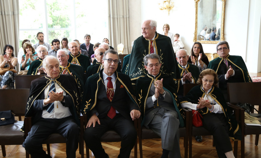 A valorização da história do Paraná será tema de educação e cultura em 2014. Parcerias com a Academia Paranaense de Letras (APL) foram assinadas nesta quinta. <br />
<br />
Veja mais fotos em: <a href=" http://www.flickr.com/photos/flavioarns/sets/72157638833448963/" target="_blank"> http://www.flickr.com/photos/flavioarns </a>