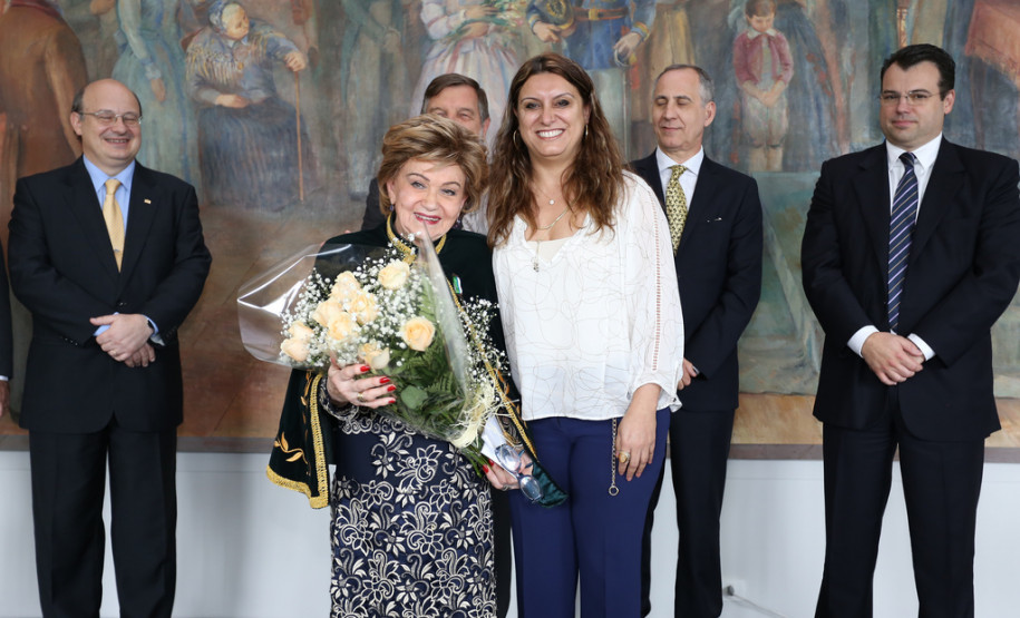 A valorização da história do Paraná será tema de educação e cultura em 2014. Parcerias com a Academia Paranaense de Letras (APL) foram assinadas nesta quinta. <br />
<br />
Veja mais fotos em: <a href=" http://www.flickr.com/photos/flavioarns/sets/72157638833448963/" target="_blank"> http://www.flickr.com/photos/flavioarns </a>