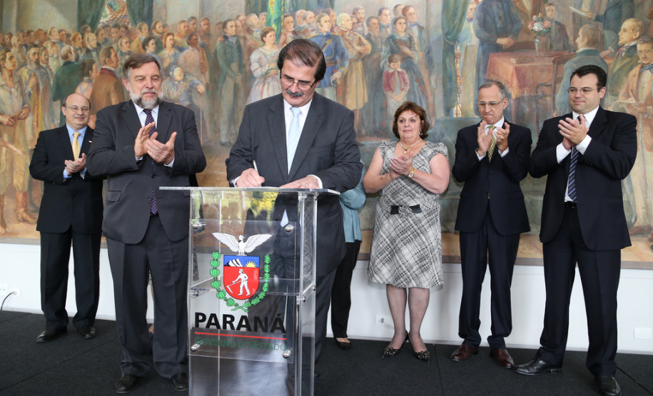 A valorização da história do Paraná será tema de educação e cultura em 2014. Parcerias com a Academia Paranaense de Letras (APL) foram assinadas nesta quinta. <br />
<br />
Veja mais fotos em: <a href=" http://www.flickr.com/photos/flavioarns/sets/72157638833448963/" target="_blank"> http://www.flickr.com/photos/flavioarns </a>