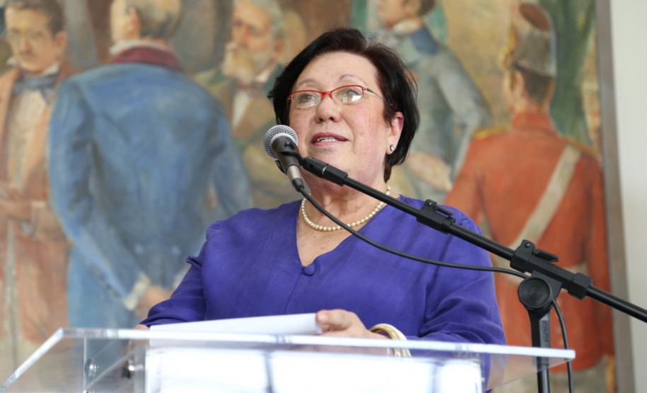 A valorização da história do Paraná será tema de educação e cultura em 2014. Parcerias com a Academia Paranaense de Letras (APL) foram assinadas nesta quinta. <br />
<br />
Veja mais fotos em: <a href=" http://www.flickr.com/photos/flavioarns/sets/72157638833448963/" target="_blank"> http://www.flickr.com/photos/flavioarns </a>