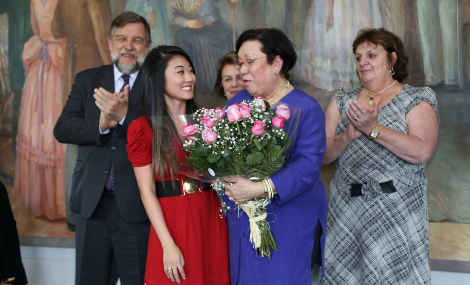A valorização da história do Paraná será tema de educação e cultura em 2014. Parcerias com a Academia Paranaense de Letras (APL) foram assinadas nesta quinta. <br />
<br />
Veja mais fotos em: <a href=" http://www.flickr.com/photos/flavioarns/sets/72157638833448963/" target="_blank"> http://www.flickr.com/photos/flavioarns </a>