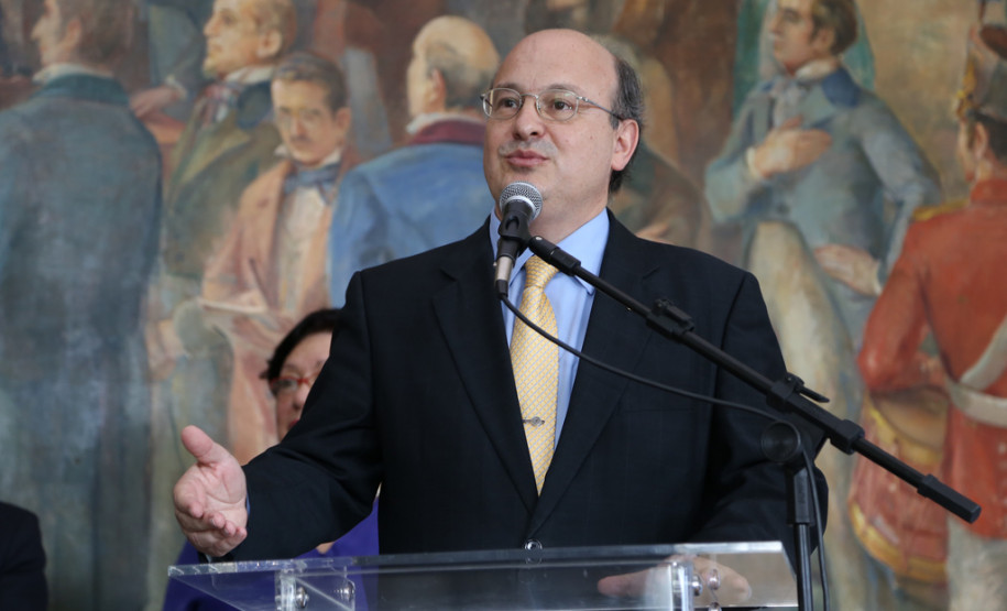 A valorização da história do Paraná será tema de educação e cultura em 2014. Parcerias com a Academia Paranaense de Letras (APL) foram assinadas nesta quinta. <br />
<br />
Veja mais fotos em: <a href=" http://www.flickr.com/photos/flavioarns/sets/72157638833448963/" target="_blank"> http://www.flickr.com/photos/flavioarns </a>