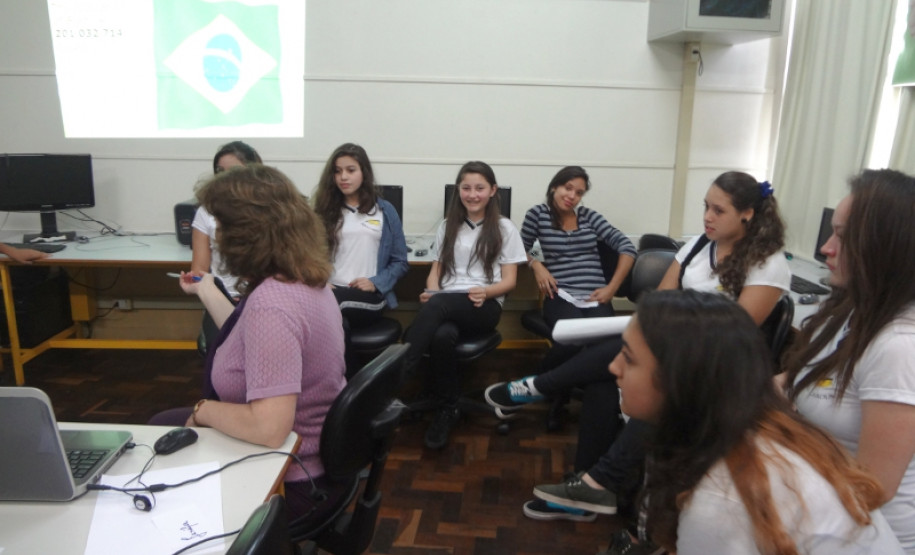 Cerca de 20 alunos de 12 e 13 anos do ensino fundamental do Colégio Dona Carola, em Curitiba, participaram de uma videoconferência com estudantes finlandeses.