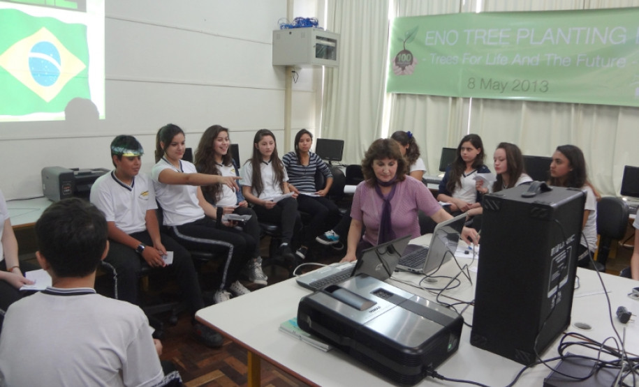 Cerca de 20 alunos de 12 e 13 anos do ensino fundamental do Colégio Dona Carola, em Curitiba, participaram de uma videoconferência com estudantes finlandeses.