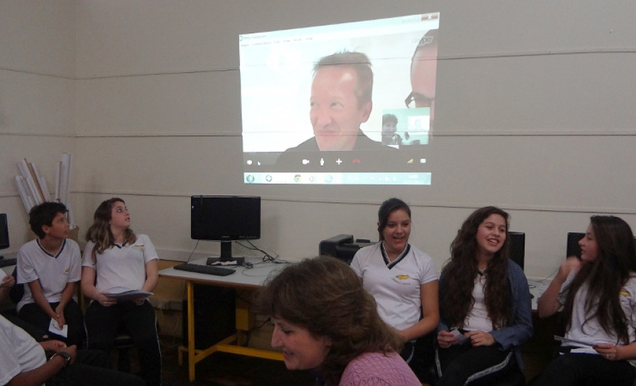 Cerca de 20 alunos de 12 e 13 anos do ensino fundamental do Colégio Dona Carola, em Curitiba, participaram de uma videoconferência com estudantes finlandeses.