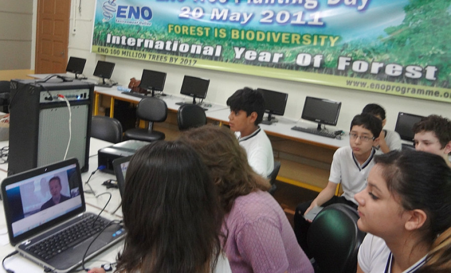 Alunos desenvolvem projeto ambiental com escola finlandesa Cerca de 20 alunos de 12 e 13 anos do ensino fundamental do Colégio Dona Carola, em Curitiba, participaram de uma videoconferência com estudantes finlandeses.