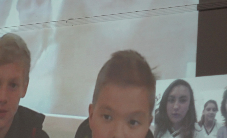 Cerca de 20 alunos de 12 e 13 anos do ensino fundamental do Colégio Dona Carola, em Curitiba, participaram de uma videoconferência com estudantes finlandeses.