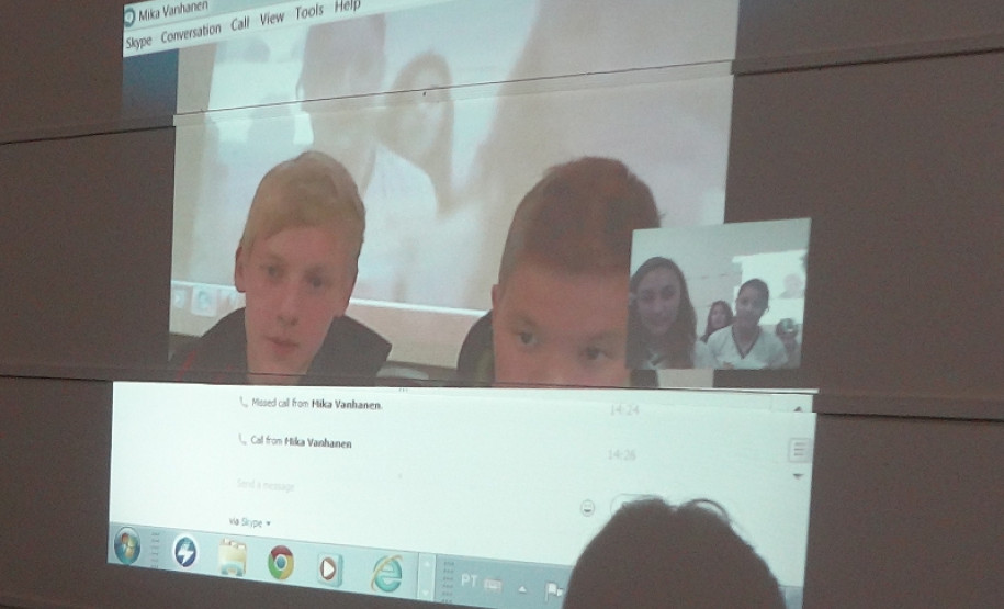 Alunos desenvolvem projeto ambiental com escola finlandesa Cerca de 20 alunos de 12 e 13 anos do ensino fundamental do Colégio Dona Carola, em Curitiba, participaram de uma videoconferência com estudantes finlandeses.