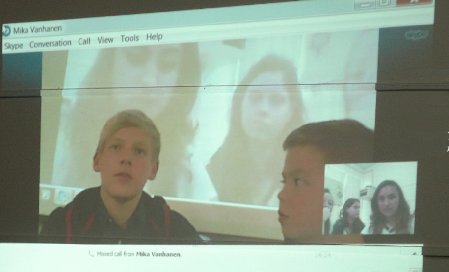 Alunos desenvolvem projeto ambiental com escola finlandesa Cerca de 20 alunos de 12 e 13 anos do ensino fundamental do Colégio Dona Carola, em Curitiba, participaram de uma videoconferência com estudantes finlandeses.