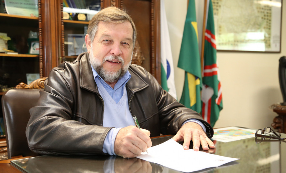 Arns assina resolução para mestrado e doutorado 2014 Flávio Arns assinou nesta sexta-feira (20), o edital e a resolução que possibilitam o afastamento de funcionários e professores para cursos de mestrado e doutorado.