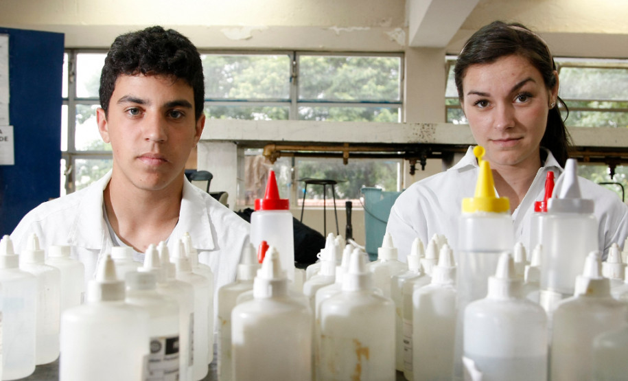 Empresa japonesa instalada no municipio de Fazenda Rio Grande, prioriza emprego para alunos do CEEP Curitiba, na foto a aluna Paula Heloiza Santos Coelho. 06-12-13.