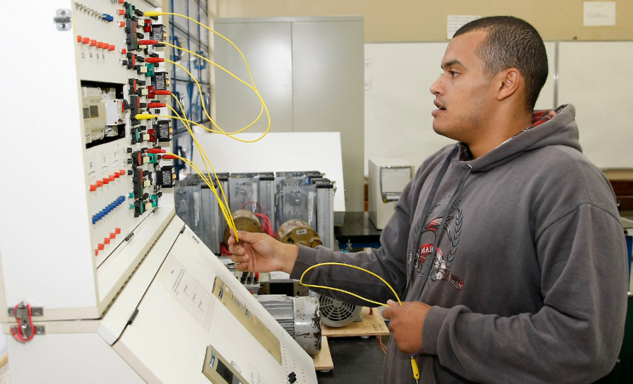 Empresa japonesa instalada no municipio de Fazenda Rio Grande, prioriza emprego para alunos do CEEP Curitiba, na foto o aluno Jeferson Bispo de Brito. 06-12-13.