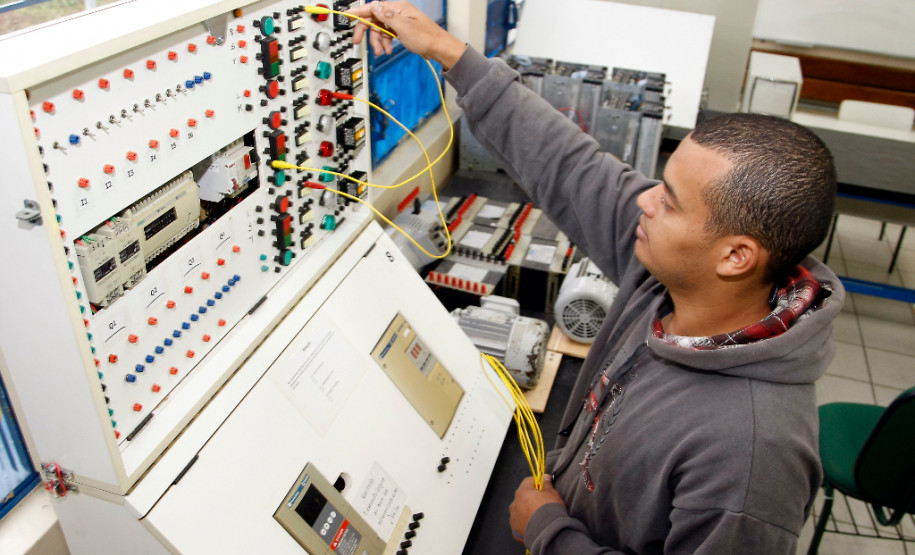 Empresa japonesa instalada no municipio de Fazenda Rio Grande, prioriza emprego para alunos do CEEP Curitiba, na foto o aluno Jeferson Bispo de Brito. 06-12-13.