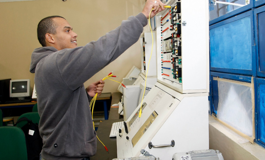 Empresa japonesa instalada no municipio de Fazenda Rio Grande, prioriza emprego para alunos do CEEP Curitiba, na foto o aluno Jeferson Bispo de Brito. 06-12-13.