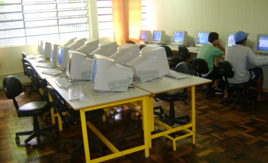 O Colégio Estadual Barão do Cerro Azul vai passar por uma reforma geral em toda a estrutura do prédio, além de ampliação da biblioteca.