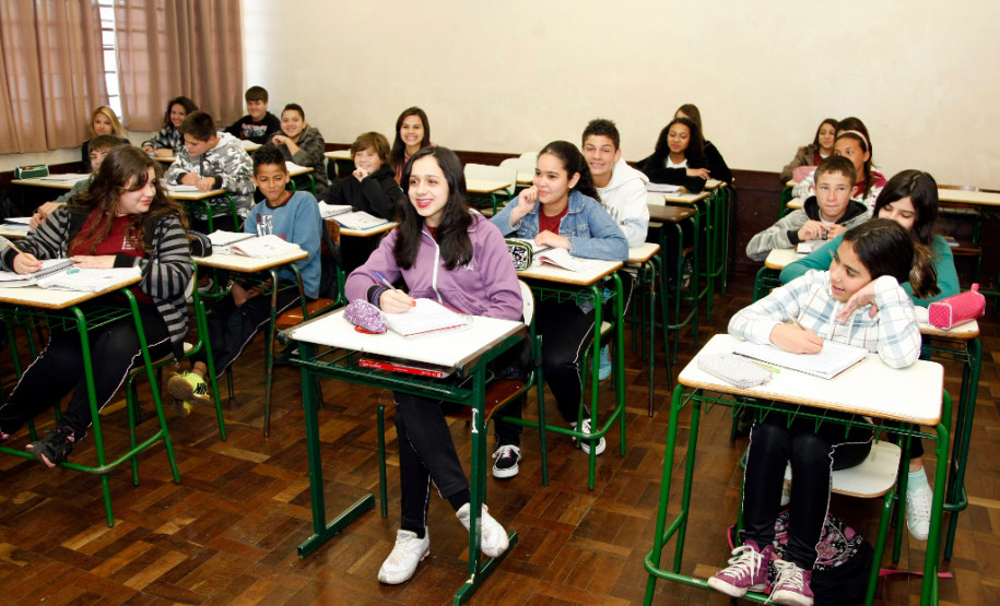Colégio Estadual Benedito Joao Cordeiro no Bairro Sitio Cercado. 29-07-13.