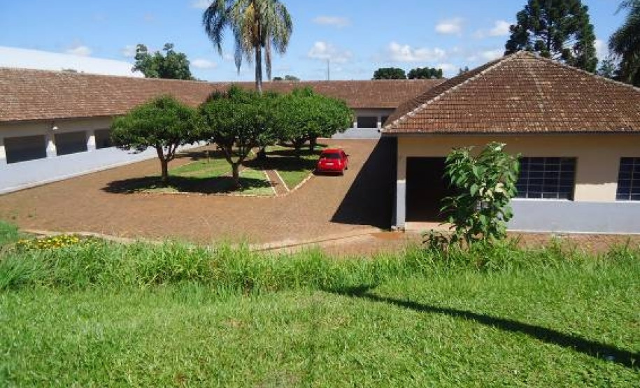 No Ceep Assis Brasil serão construídos dois dormitórios masculinos e um feminino com capacidade para atender até 180 alunos que vêm de cidades vizinhas e também de outras regiões do Estado. Os novos blocos terão quartos equipados com camas, armários individuais, sala de estudos com mesas e cadeiras e banheiros. Cada prédio contará ainda com salas de reunião e sala multiuso com sofás, televisão, livros, jornais e revistas, além de utensílios domésticos.