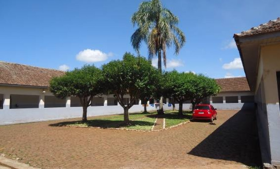 No Ceep Assis Brasil serão construídos dois dormitórios masculinos e um feminino com capacidade para atender até 180 alunos que vêm de cidades vizinhas e também de outras regiões do Estado. Os novos blocos terão quartos equipados com camas, armários individuais, sala de estudos com mesas e cadeiras e banheiros. Cada prédio contará ainda com salas de reunião e sala multiuso com sofás, televisão, livros, jornais e revistas, além de utensílios domésticos.