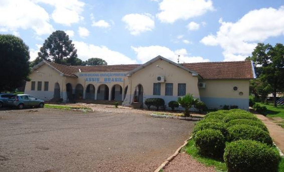 No Ceep Assis Brasil serão construídos dois dormitórios masculinos e um feminino com capacidade para atender até 180 alunos que vêm de cidades vizinhas e também de outras regiões do Estado. Os novos blocos terão quartos equipados com camas, armários individuais, sala de estudos com mesas e cadeiras e banheiros. Cada prédio contará ainda com salas de reunião e sala multiuso com sofás, televisão, livros, jornais e revistas, além de utensílios domésticos.