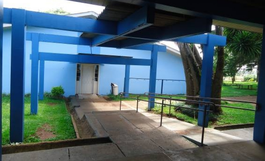 No Ceep Assis Brasil serão construídos dois dormitórios masculinos e um feminino com capacidade para atender até 180 alunos que vêm de cidades vizinhas e também de outras regiões do Estado. Os novos blocos terão quartos equipados com camas, armários individuais, sala de estudos com mesas e cadeiras e banheiros. Cada prédio contará ainda com salas de reunião e sala multiuso com sofás, televisão, livros, jornais e revistas, além de utensílios domésticos.