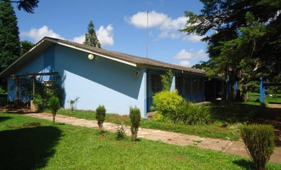 No Ceep Assis Brasil serão construídos dois dormitórios masculinos e um feminino com capacidade para atender até 180 alunos que vêm de cidades vizinhas e também de outras regiões do Estado. Os novos blocos terão quartos equipados com camas, armários individuais, sala de estudos com mesas e cadeiras e banheiros. Cada prédio contará ainda com salas de reunião e sala multiuso com sofás, televisão, livros, jornais e revistas, além de utensílios domésticos.