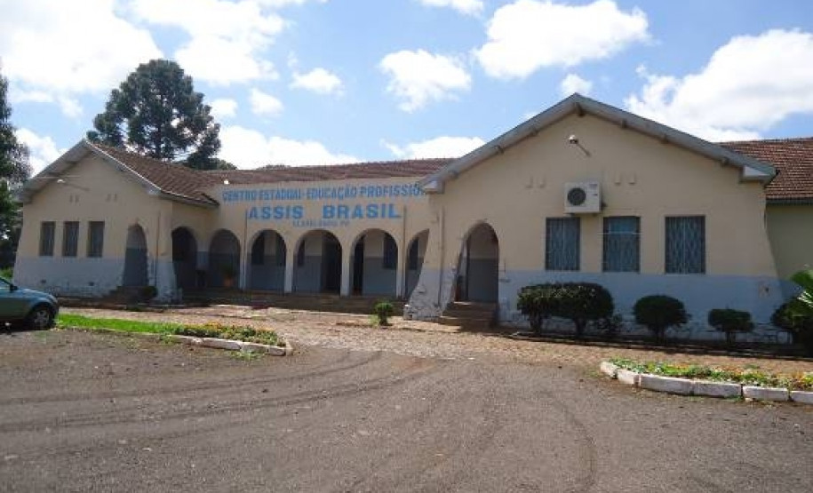No Ceep Assis Brasil serão construídos dois dormitórios masculinos e um feminino com capacidade para atender até 180 alunos que vêm de cidades vizinhas e também de outras regiões do Estado. Os novos blocos terão quartos equipados com camas, armários individuais, sala de estudos com mesas e cadeiras e banheiros. Cada prédio contará ainda com salas de reunião e sala multiuso com sofás, televisão, livros, jornais e revistas, além de utensílios domésticos.