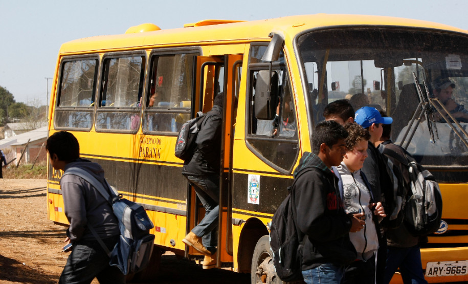 Governo aumenta o repasse de verba para o transporte escolar, na foto ônibus e alunos da cidade de Pinhão. 21-08-13.