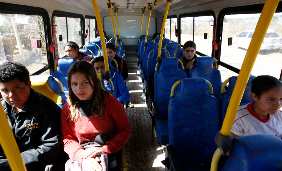 Governo aumenta o repasse de verba para o transporte escolar, na foto ônibus e alunos da cidade de Pinhão. 21-08-13.