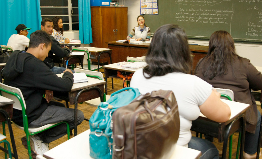 Alunos com mais de 15 anos interessados em concluir Ensino Fundamental e mais de 18 anos para o Ensino Médio podem se matricular até sete de fevereiro. Na foto, turma do Ceebja Umuarama.