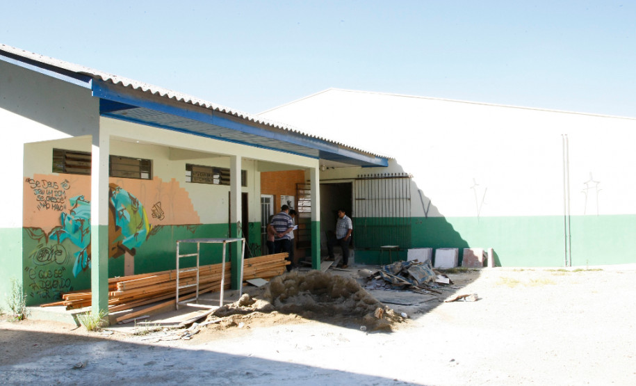 A própria comunidade escolar, junto com a direção, funcionários e alunos decidem onde o dinheiro será aplicado. No Colégio Estadual Guaraituba, em Colombo, uma comissão formada por funcionários, pais e alunos acompanha as obras.