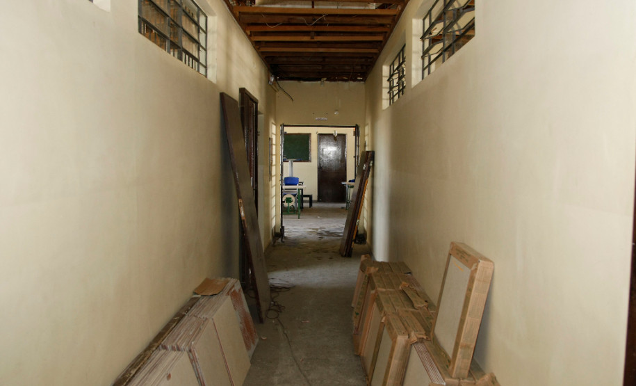 A própria comunidade escolar, junto com a direção, funcionários e alunos decidem onde o dinheiro será aplicado. No Colégio Estadual Guaraituba, em Colombo, uma comissão formada por funcionários, pais e alunos acompanha as obras.