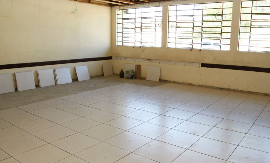 A própria comunidade escolar, junto com a direção, funcionários e alunos decidem onde o dinheiro será aplicado. No Colégio Estadual Guaraituba, em Colombo, uma comissão formada por funcionários, pais e alunos acompanha as obras.