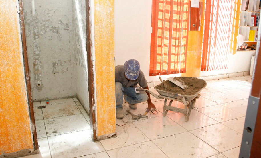 No Colégio Estadual Tancredo Neves, em Colombo, também foi criada uma comissão para acompanhar os andamentos das obras. A reforma do refeitório, salas de aula, banheiros deve ficar pronta até o início das aulas.