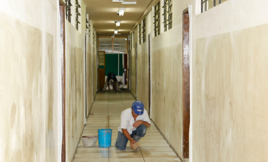 No Colégio Estadual Tancredo Neves, em Colombo, também foi criada uma comissão para acompanhar os andamentos das obras. A reforma do refeitório, salas de aula, banheiros deve ficar pronta até o início das aulas.