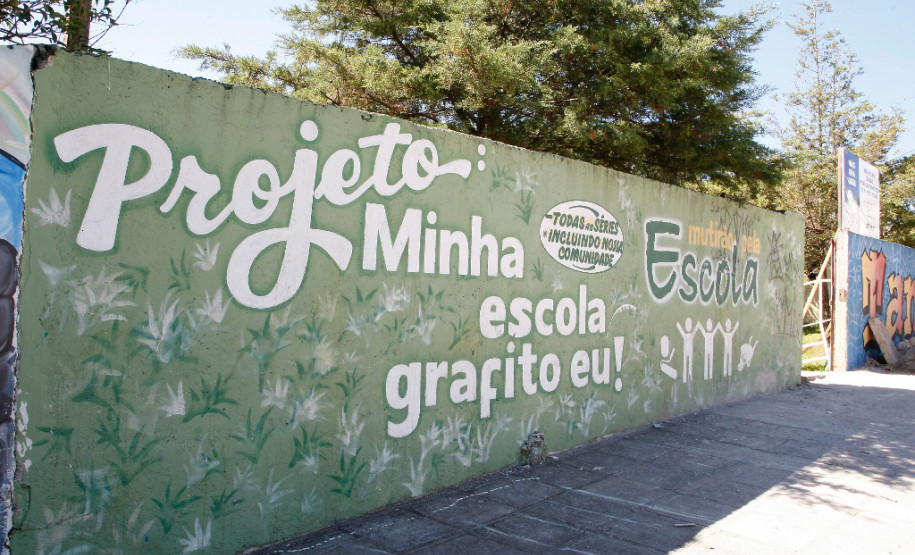 No Colégio Estadual Tancredo Neves, em Colombo, também foi criada uma comissão para acompanhar os andamentos das obras. A reforma do refeitório, salas de aula, banheiros deve ficar pronta até o início das aulas.