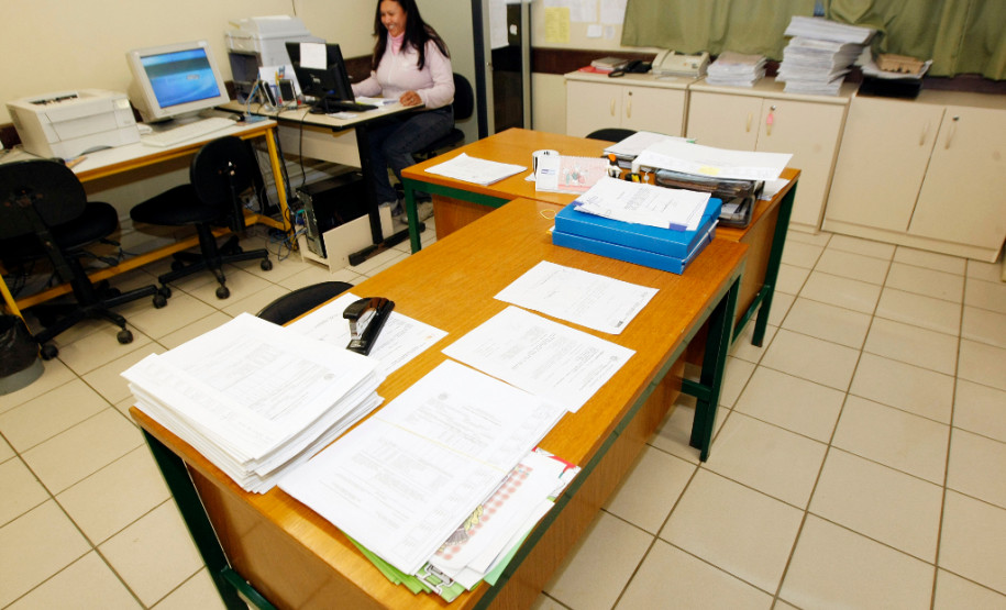 Começa nesta segunda (27) a matrícula de agentes educacionais selecionados para os cursos técnicos do Profuncionário. São 1.750 vagas nos cursos técnicos em Alimentação Escolar e em Infraestrutura Escolar para agentes I, e em Secretaria Escolar, em Multimeios Didáticos e em Biblioteca para agentes II.Na rede estadual, o agente educacional I trabalha em serviços gerais, merenda escolar e como tratorista ou motorista, e o agente educacional II na secretaria do estabelecimento de ensino.