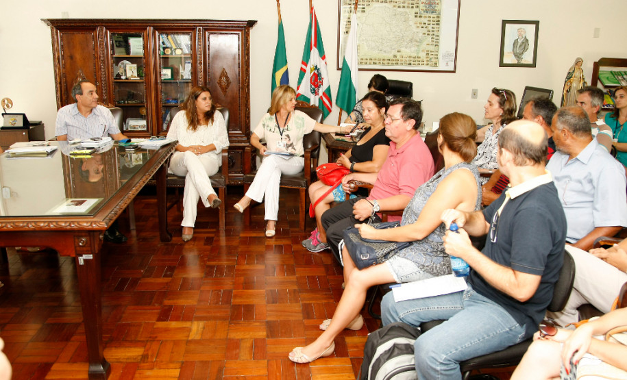 Secretaria recebe diretores e esclarece a instrução de EJA Governo explica flexibilidade da nova organização para representantes. Primeiro prazo de matrícula será ampliado até 28 de fevereiro.