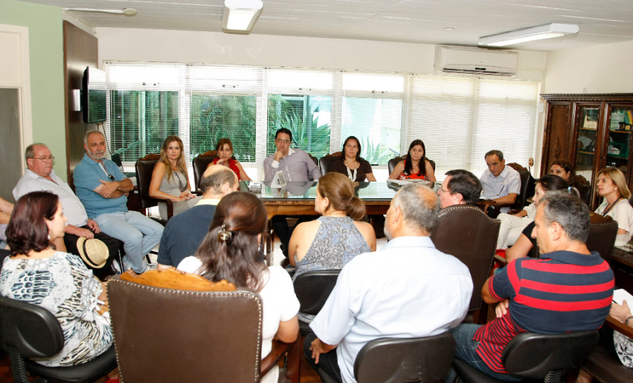 Secretaria recebe diretores e esclarece a instrução de EJA Governo explica flexibilidade da nova organização para representantes. Primeiro prazo de matrícula será ampliado até 28 de fevereiro.