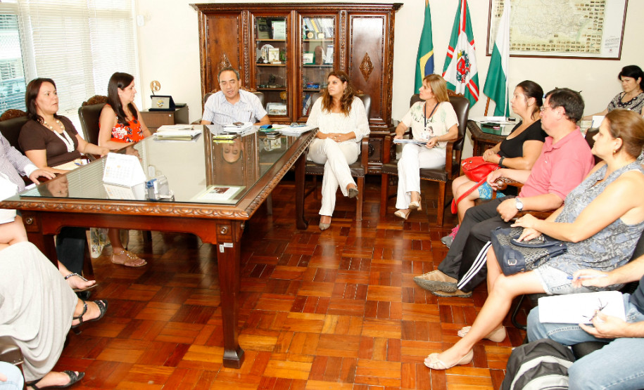 Secretaria recebe diretores e esclarece a instrução de EJA Governo explica flexibilidade da nova organização para representantes. Primeiro prazo de matrícula será ampliado até 28 de fevereiro.